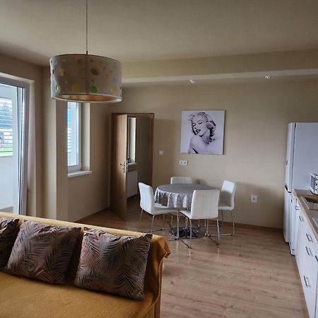Apartman Greenside Michalovce Exteriör bild